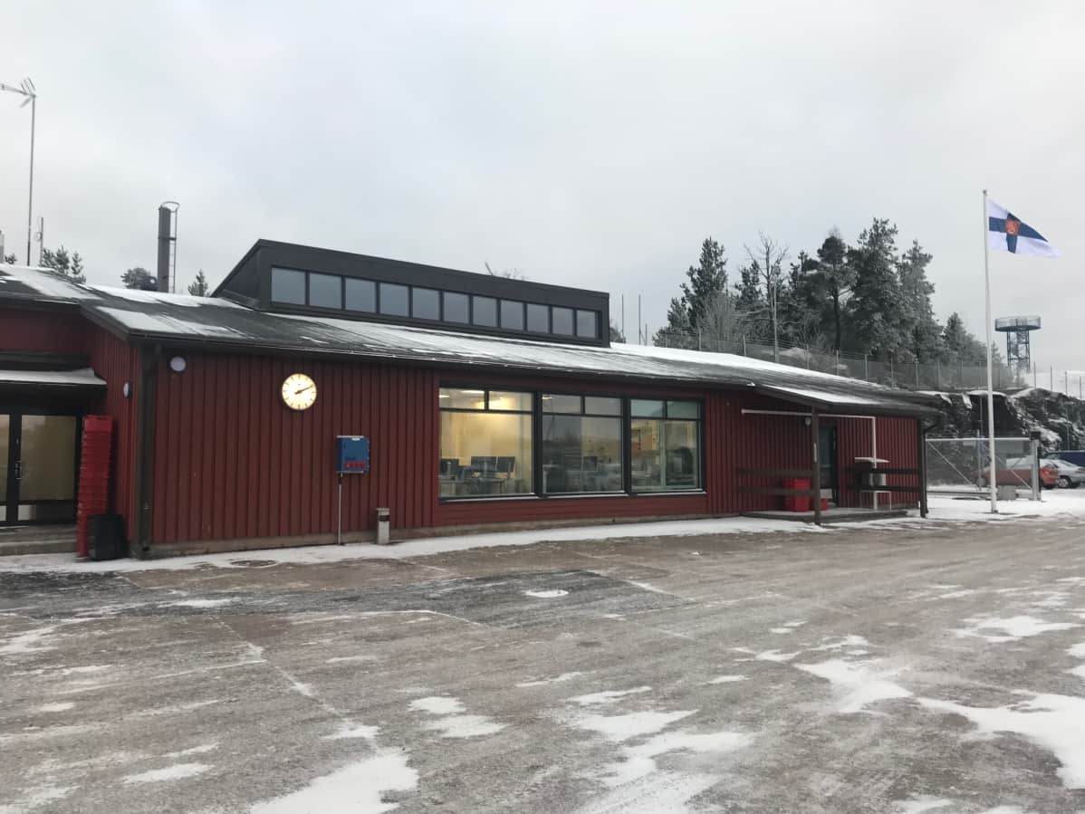 Merivartioaseman punainen kiinteistö Kuusisen saaressa.
