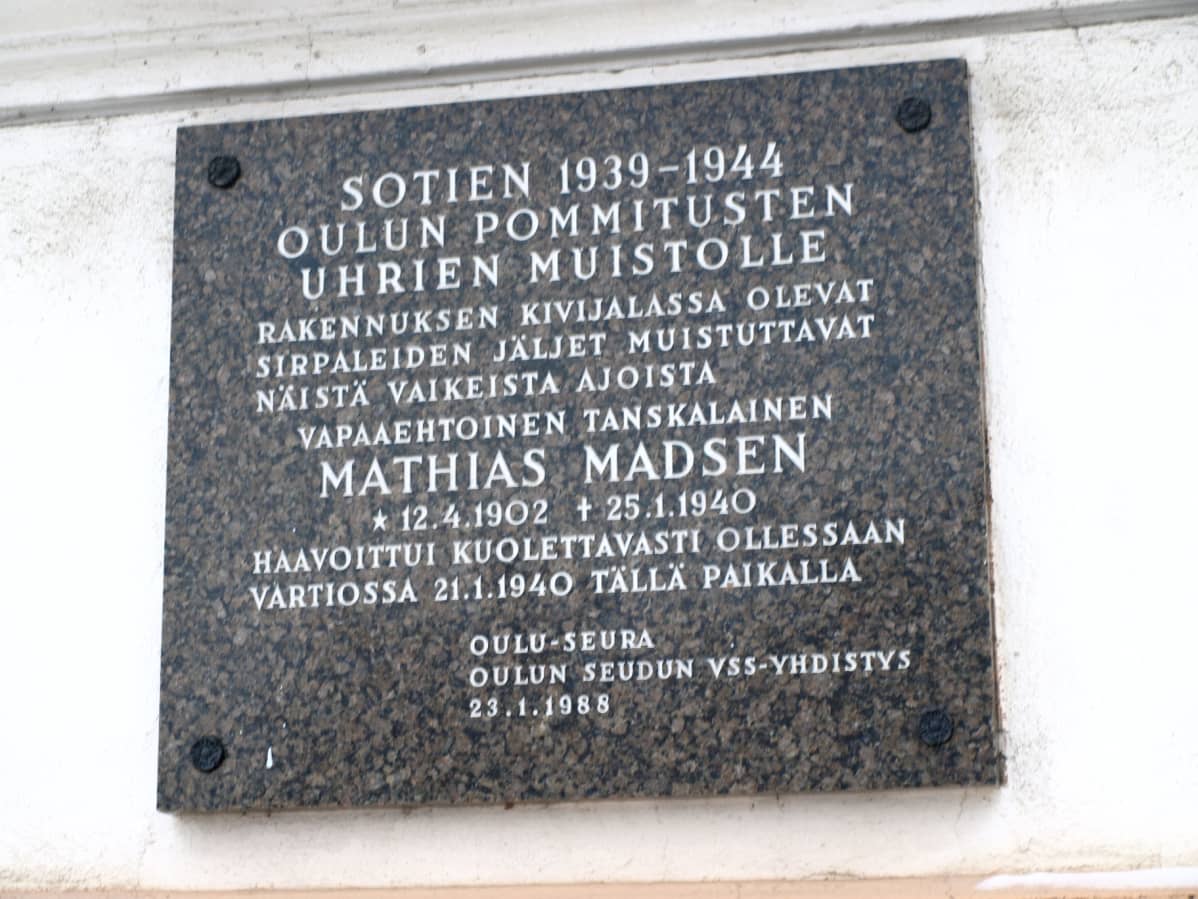 Sotien 1939-1944 pommitusten uhrien muistolaatta oulun lyeseon seinässä.