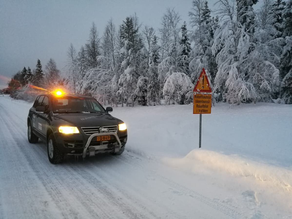 robottiauto Martti talvisella tiellä