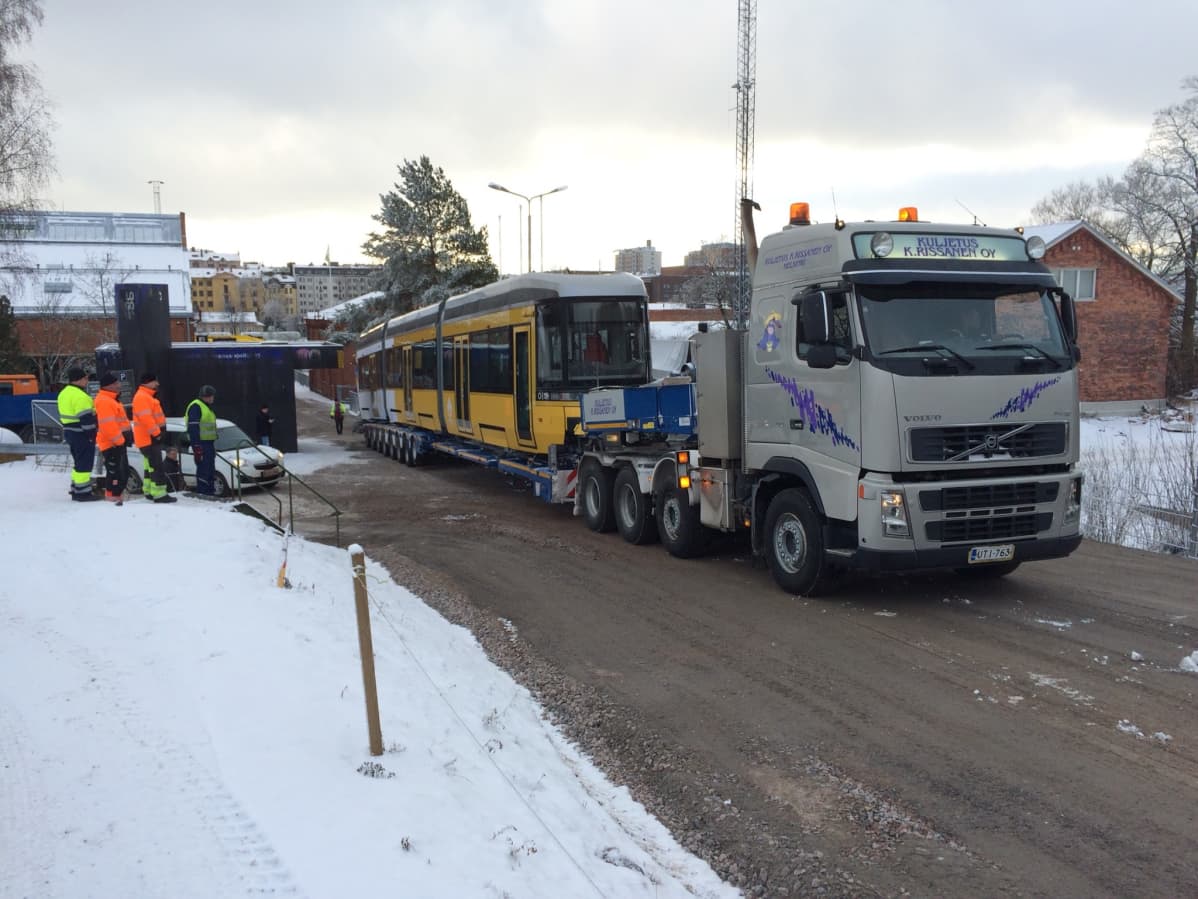 Raitovaunu matkalla Logomon pihaan.