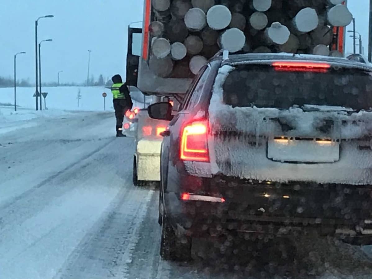 Kokemäellä oli huono ajokeli. 24.01.2018 rekka lumisade liikenteenohjaus