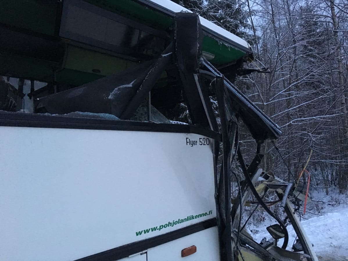 Koululaisia kuljettanut linja-auto törmäsi pysähdyksissä olleeseen kuorma-autoon Lohjalla. Kyydissä olleet koululaiset selvisivät naarmuilla ja mustelmilla.