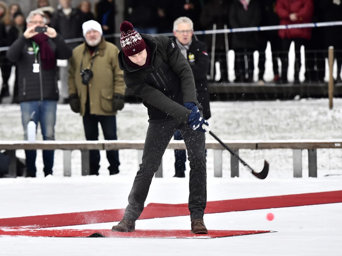 Prinssi William lyömässä jääpalloa