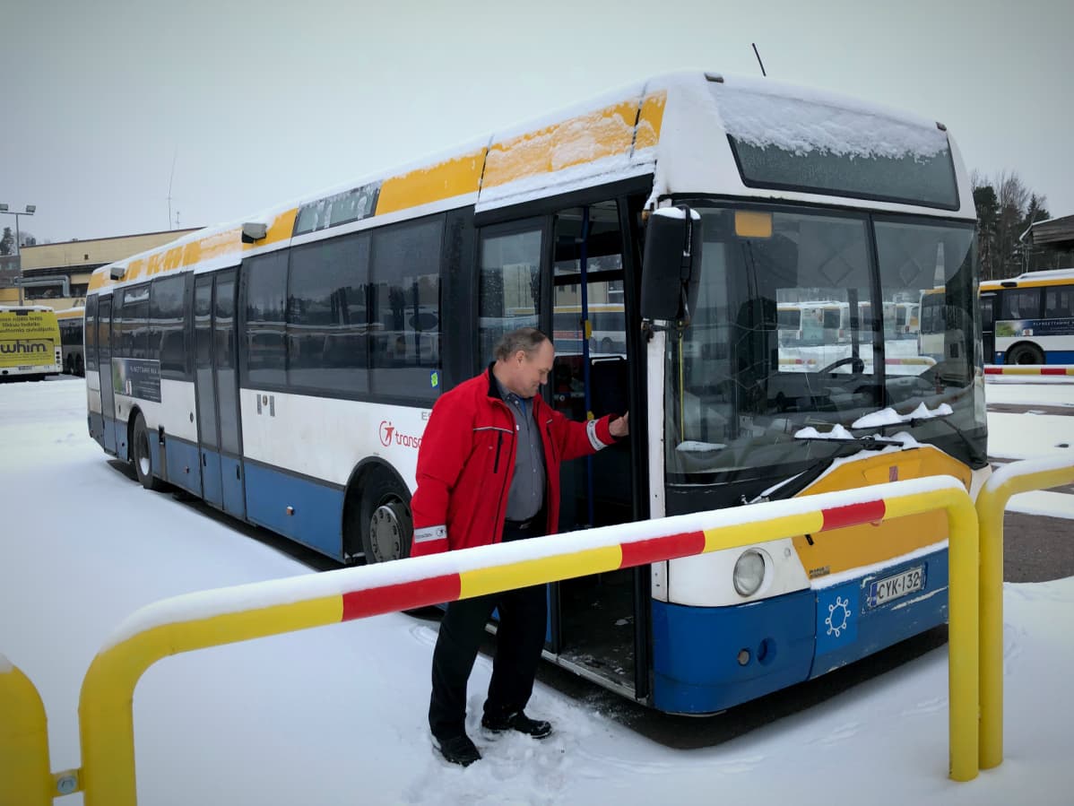 Esa Kärhä nousee linja-autoon.