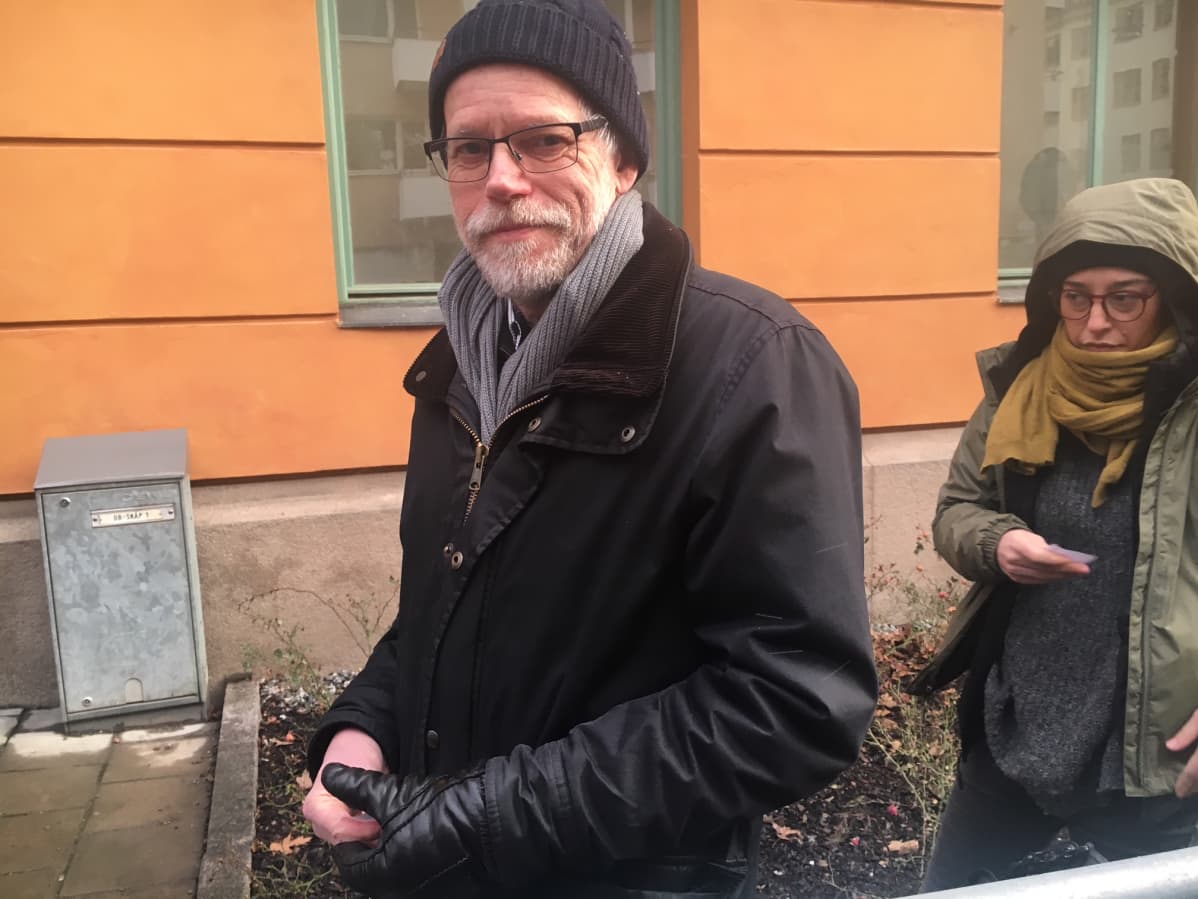 Leif Bergström jonotti aamulla seuraamaan terroririkoksesta käytävää oikeudenkäyntiä.