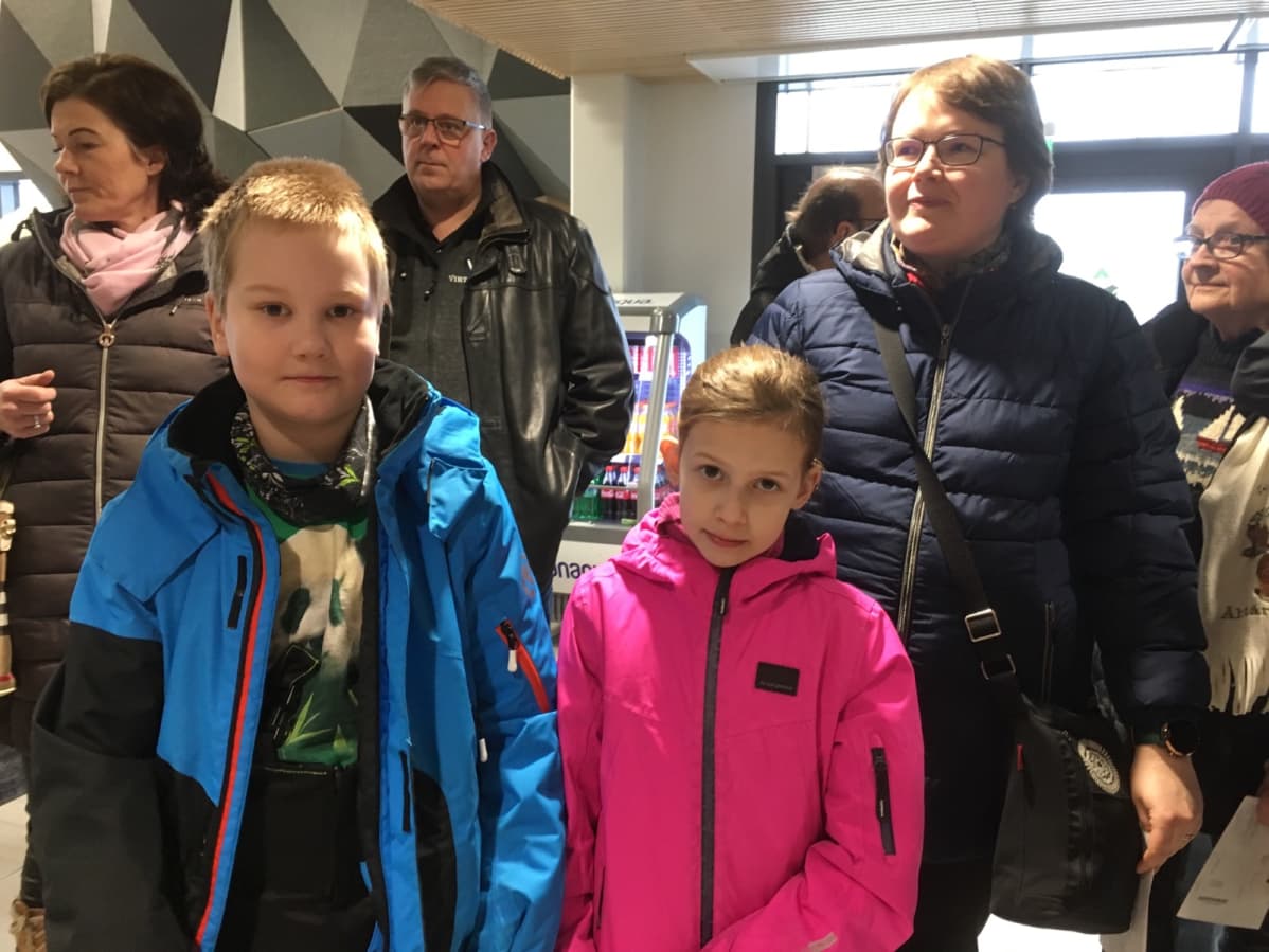 Anne Tuomela oli ensimmäisten joukossa katsomassa pandoja. Serkukset Ilmari ja Emma eivät osanneet nimetä suosikkiaan pandoista.