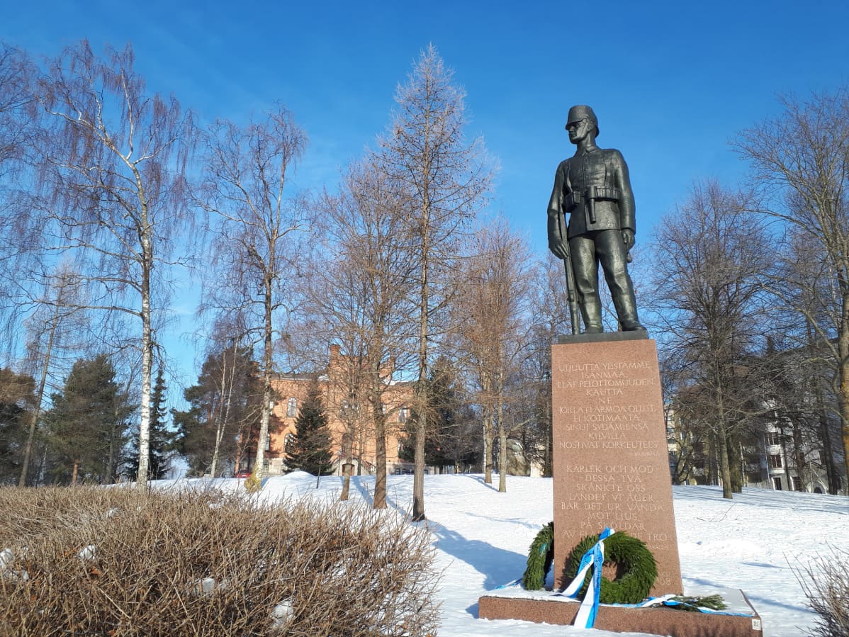 Jääkäripatsas Vaasan hovioikeudenpuistossa.