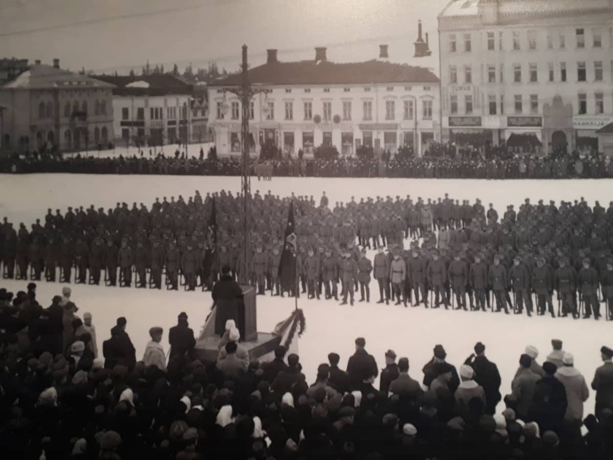 Jääkärit Vaasan torilla helmikuun 26. päivä 1918.