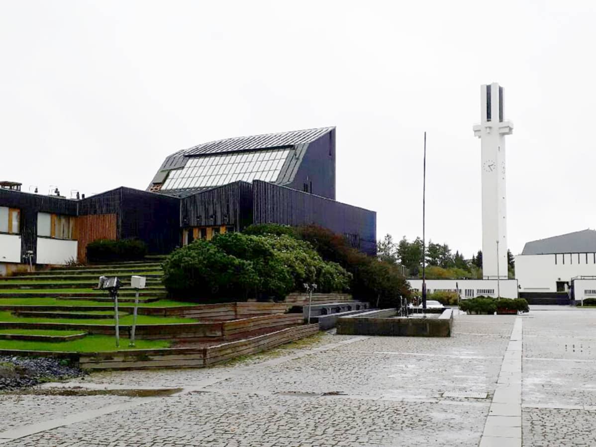 Aalto-keskuksessa ovat Alvar Aallon suunnittelema kaupungintalo ja Lakeuden Risti -kirkko.