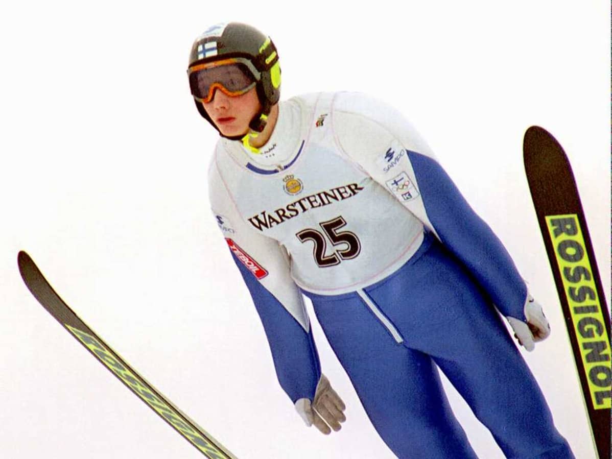 Hannu Manninen hyppää mäkeä vuonna 1994