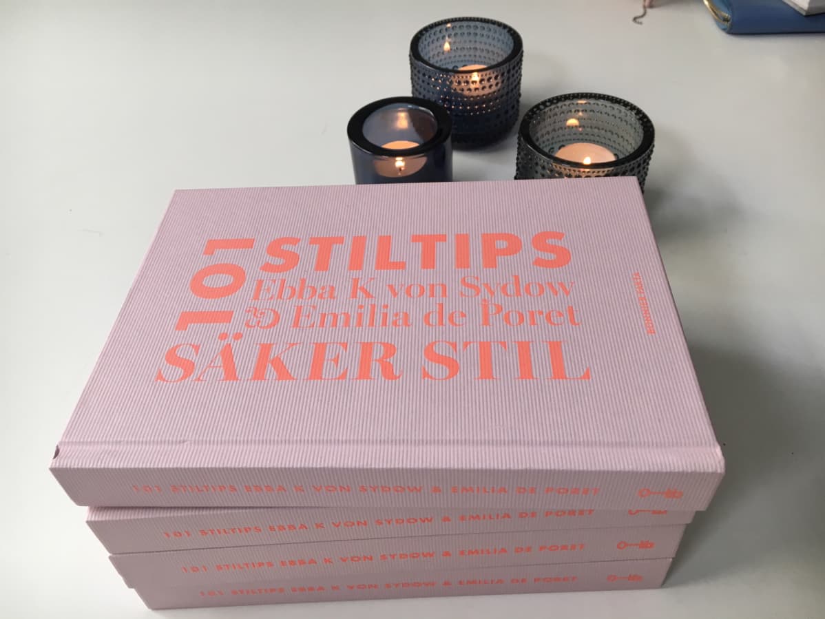 Säker stil -kirjoja pöydällä.