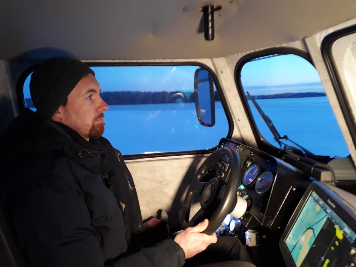 Yrittäjä Niklas Löfberg kuljettaa ilmatyynyalusta.