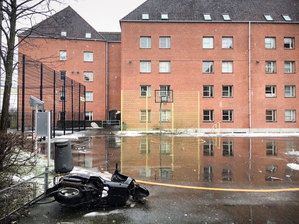 urheilukenttä ja mopon raato