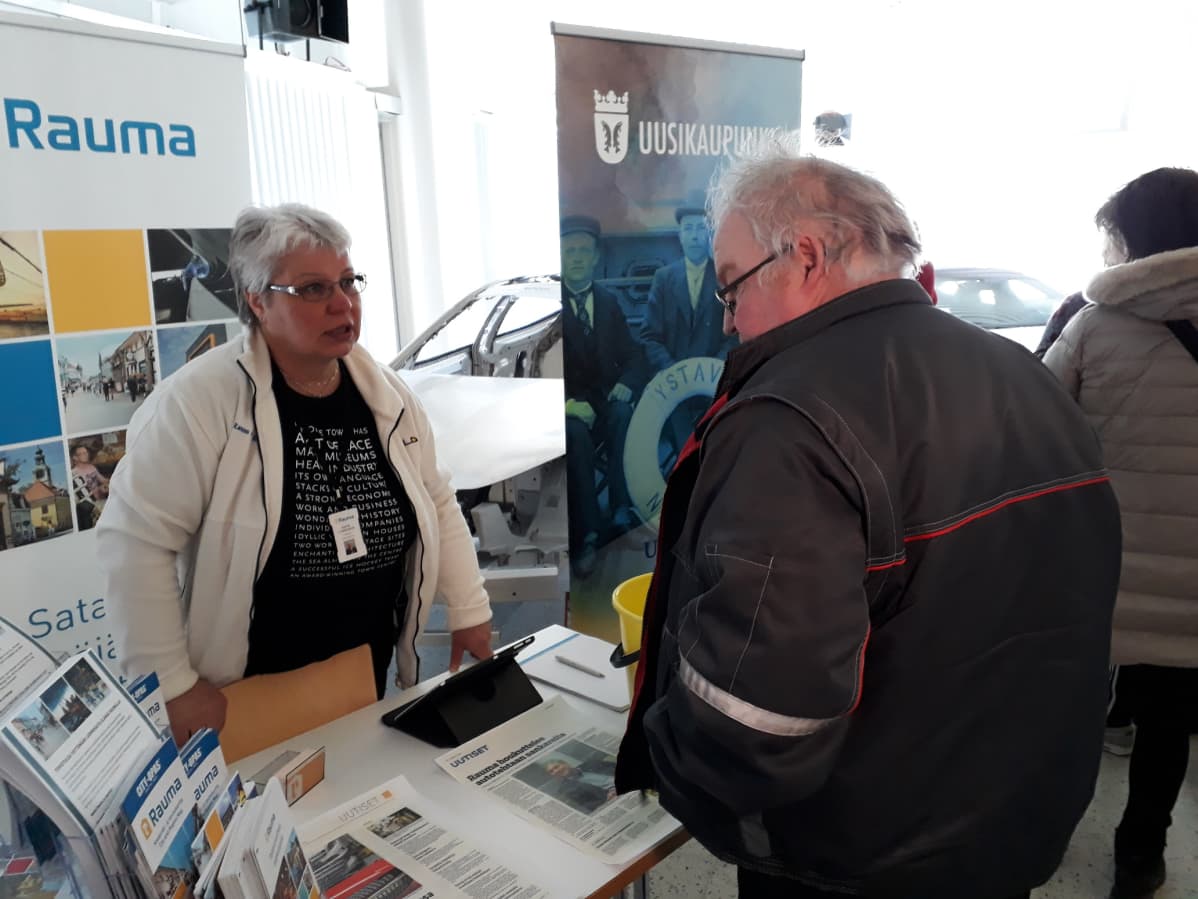 Rauman edustaja Sirpa Liukkonen uudenkaupungin autotehtaan pestuumarkkinoilla.