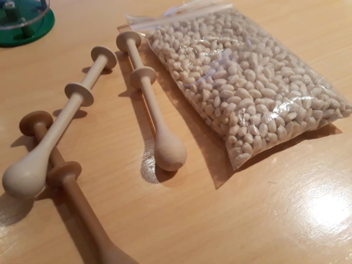 Biokomposiittia ja siitä valmistetut knypylät.