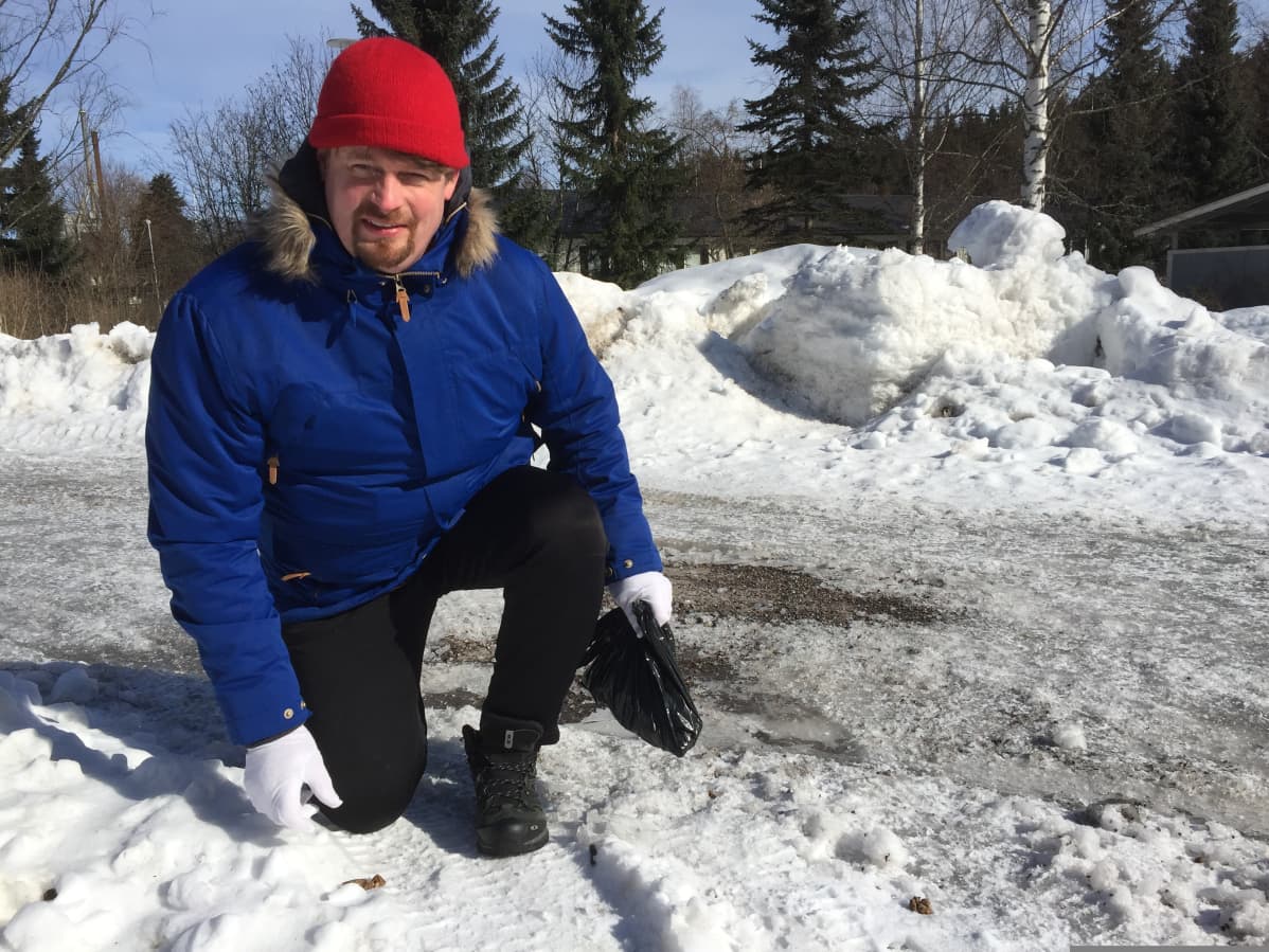 Sami Pelkonen kerää koirankakkoja tuttujen lenkkipolkujen varrelta.