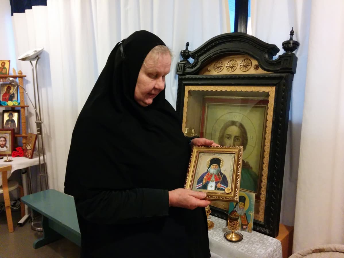 Nunna Elisabet näyttää Mikonkadun kappelin kallisarvoisin esinettä, joka on Luukas krimiläisen pyhäinjäännös eli relieekki. Se on kuva Luukas krimiläisestä ja siinä on myös napinkokoinen kohta, jossa uskotaan olevan osa tästä noin 100 vuotta sitten venäjällä eläneestä lääkäristä, joka on julistettu pyhäksi kärsimänsä vainon takia.