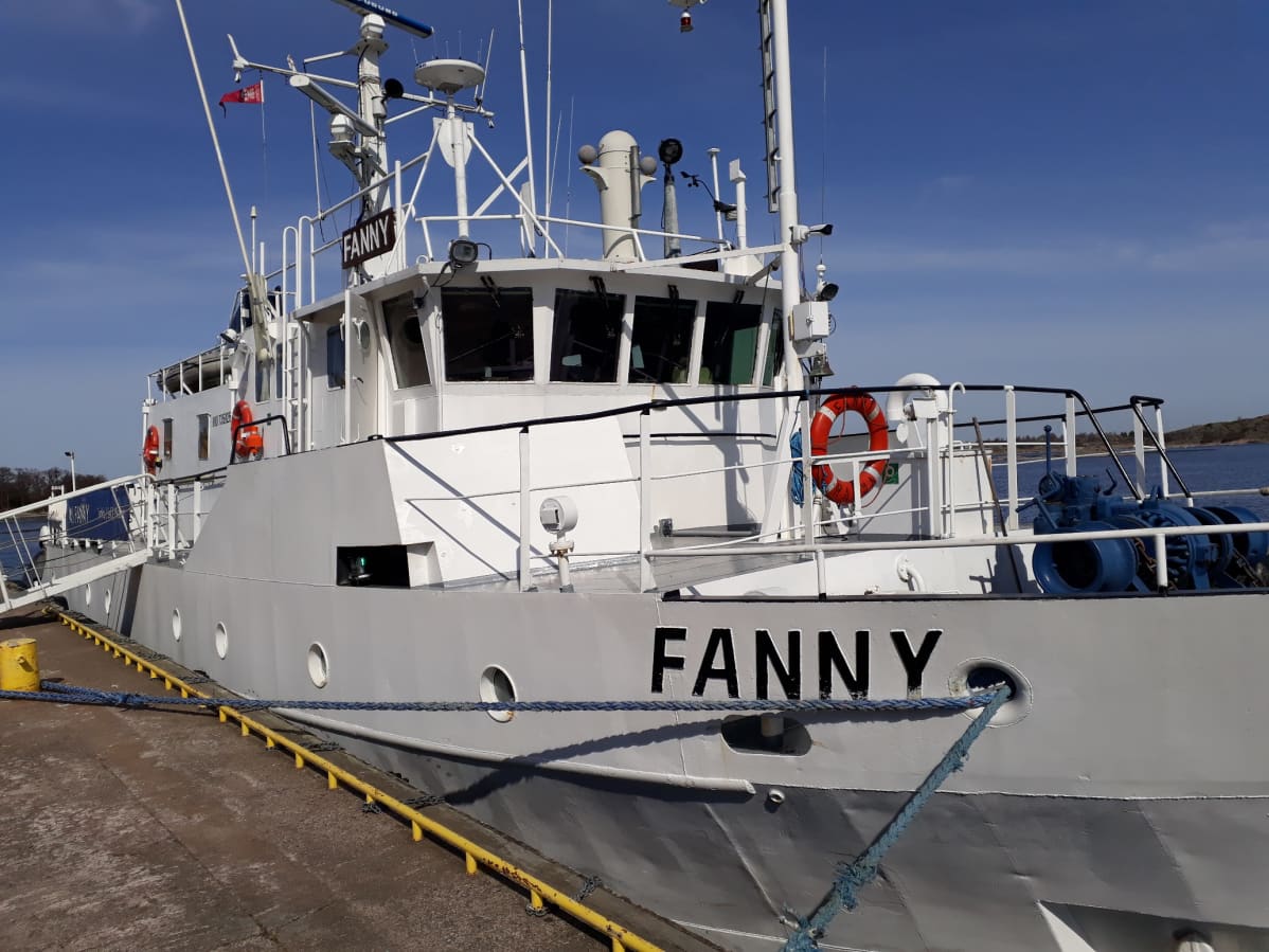 Fanny tiukasti kiinni Örön laiturissa.