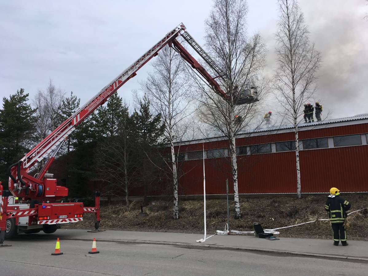 Tulipalo Pirkkalan teollisuushallissa