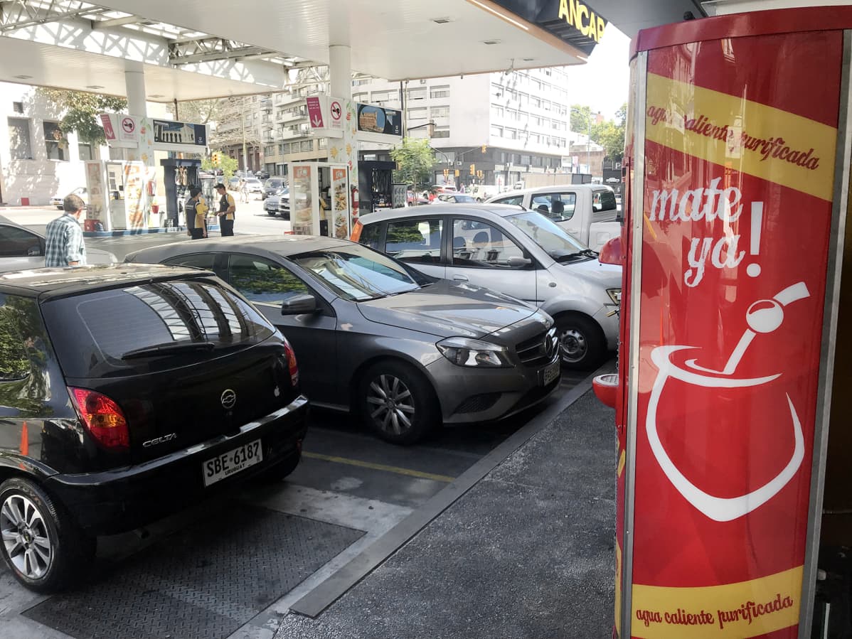Kuumavesiautomaatti urugualaysilla huoltoasemilla.