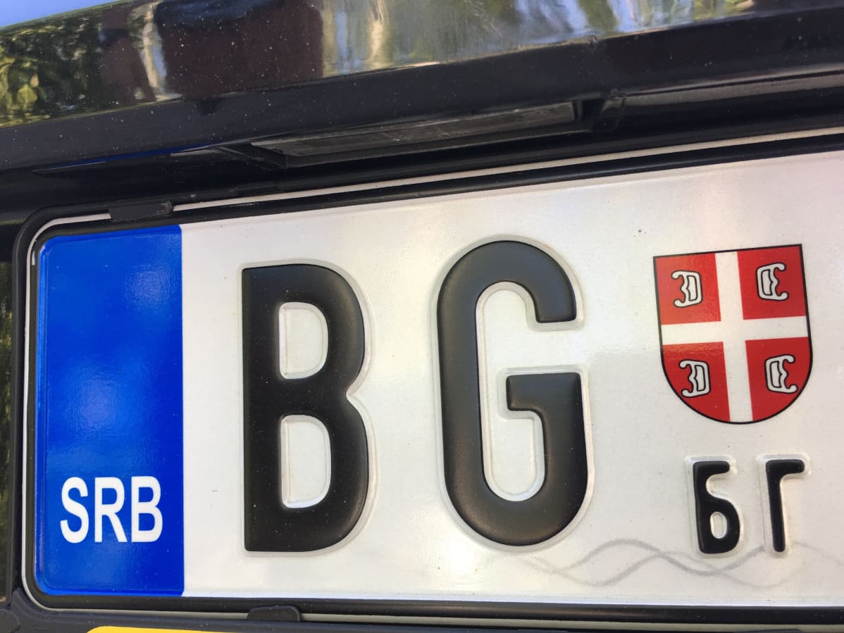 Serbian rekisterikilvet muistuttavat EU-maiden kilpiä, mutta ilman EU-lipun tähtiä.