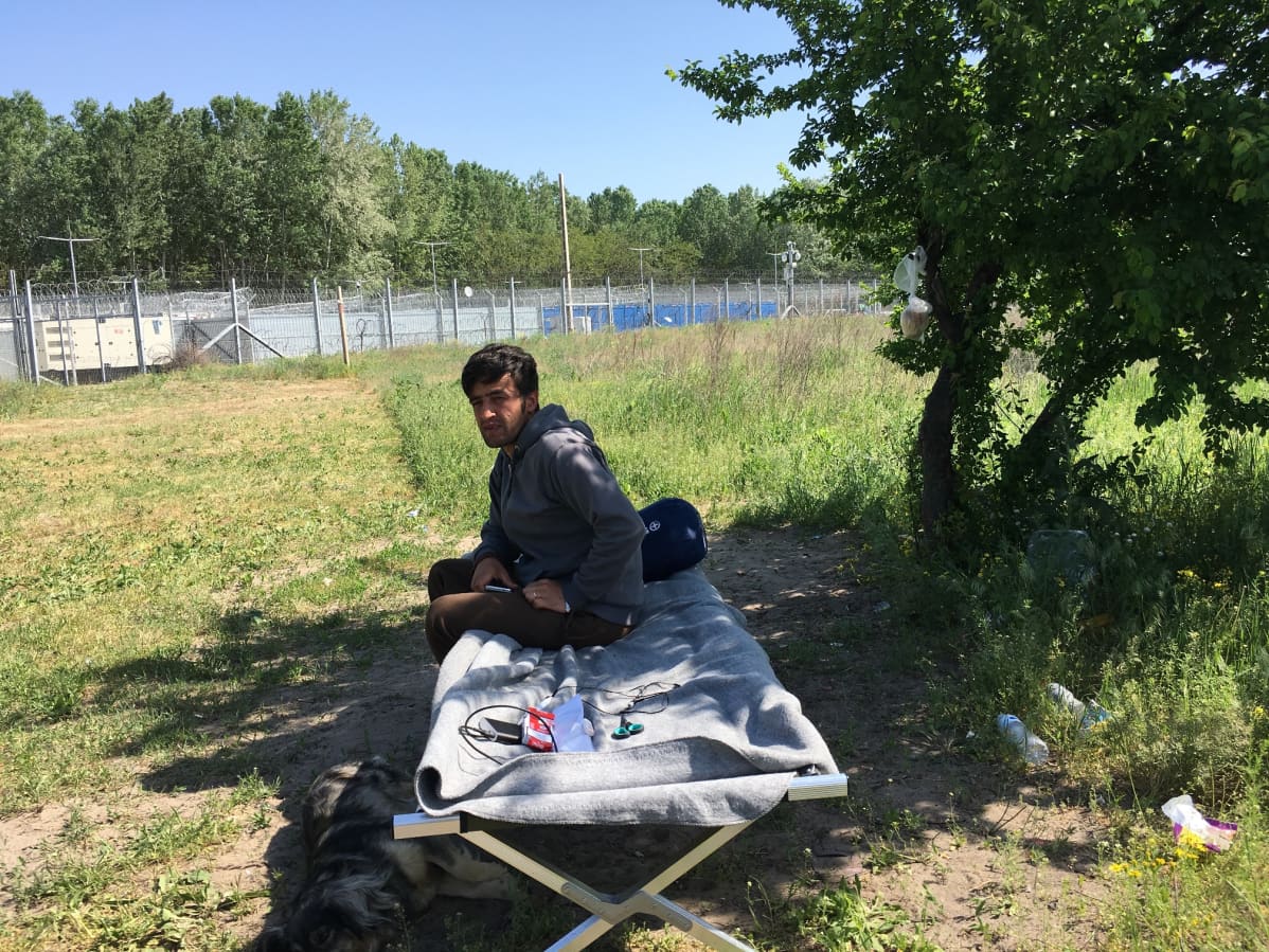 Afganistanilainen Abdul Samim odottaa pääsyä Unkarin rajan yli pienessä telttaleirissä Serbian puolella.
