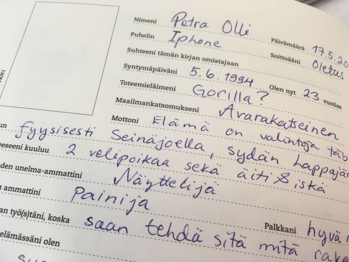 Petra Olli täytti Ylen toimituksen Aikuiset ystäväni -kirjaa haastattelussa 17. toukokuuta 2018.