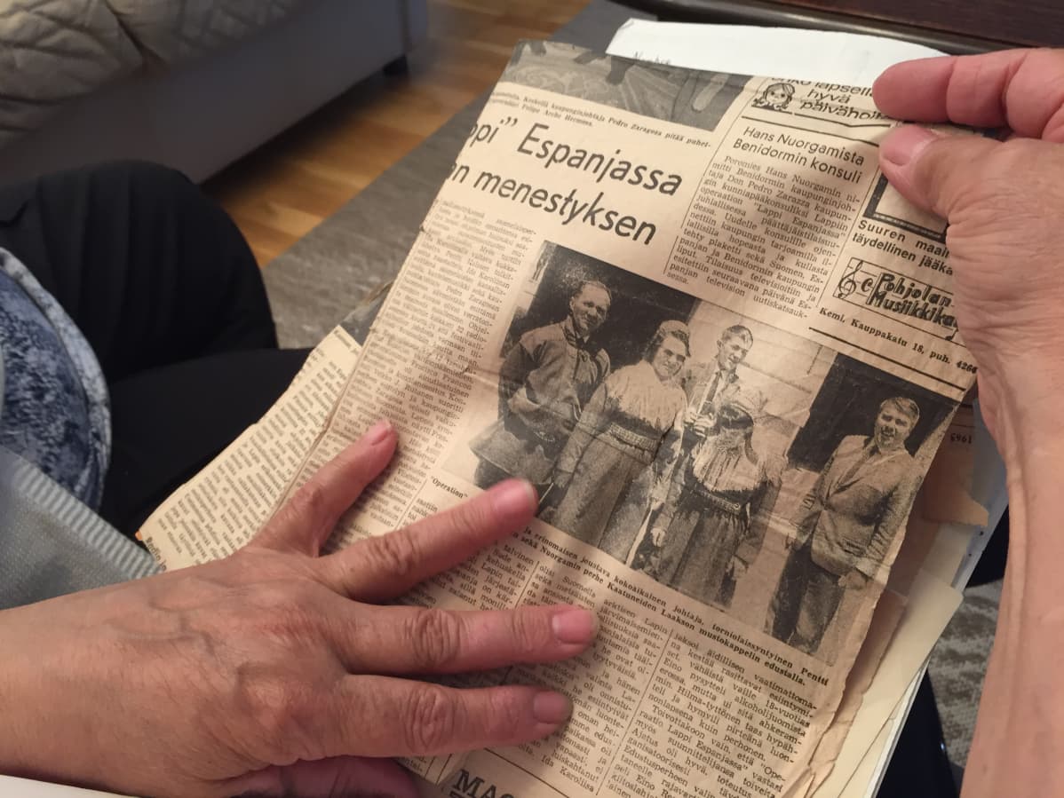 Hilma Mustonen geahččá boares Pohjolan Sanomat -aviissa, mii čálii Nuorgam bearraša mátkkis diktáhtora guossái.