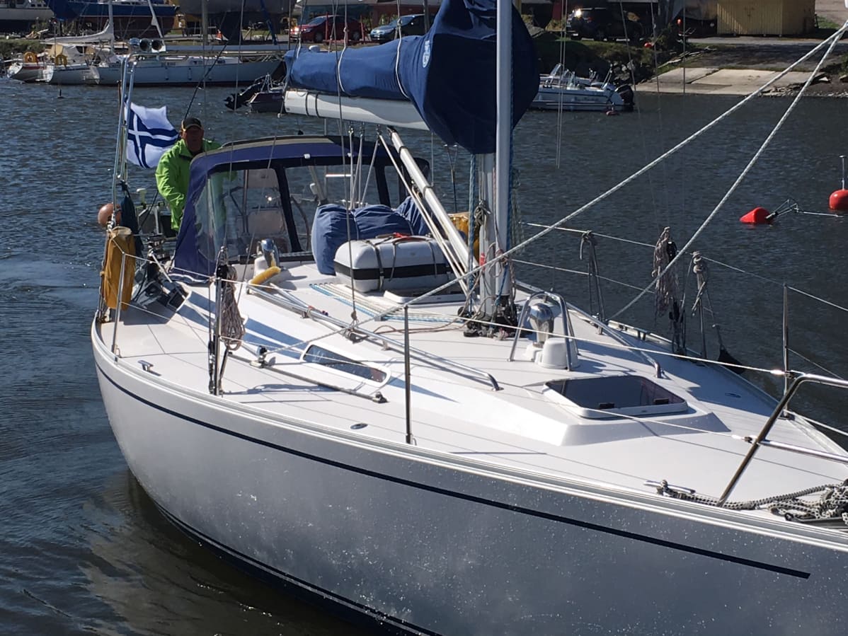 Lars-Erik Kesti s/y Birgittan ruorissa.