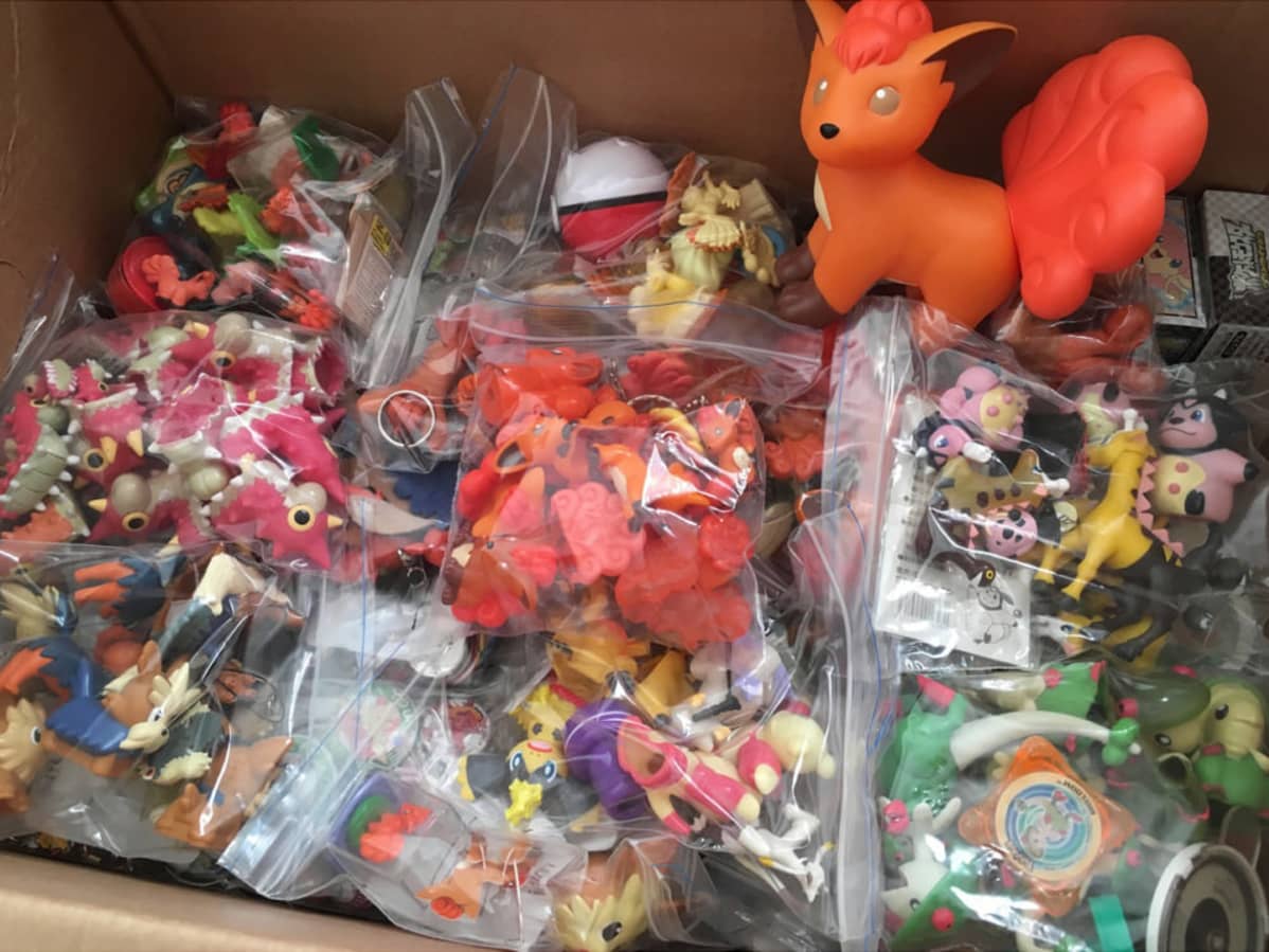 Pokemon-figuureja pakattuna pieniin pusseihin.