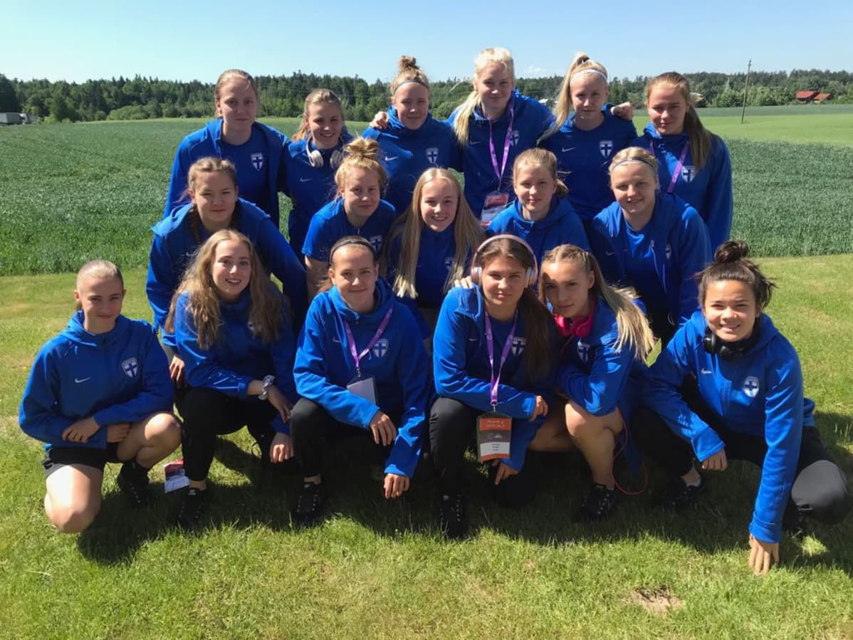 U17, Pikkuhelmarit ennen peliä Englantia vastaan.