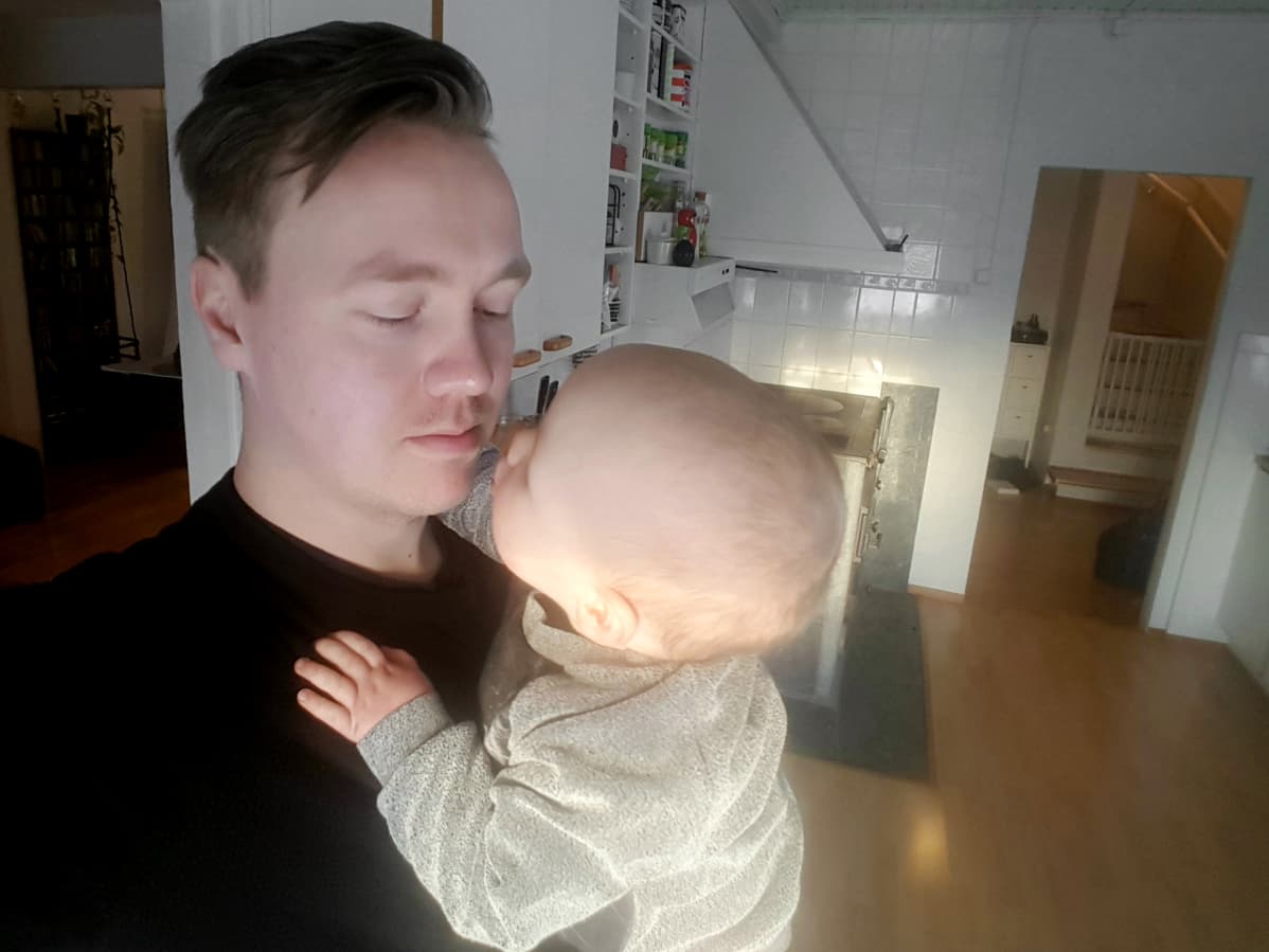 Ville Viholainen lapsensa kanssa.