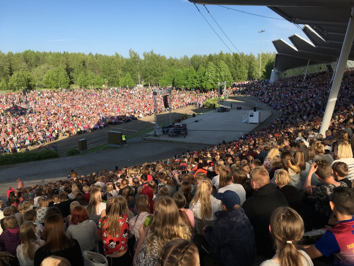 Tuhansia ihmisiä laulamassa Joensuun Laulurinteellä Suomen Suven avauksessa kesäkuussa 2018.