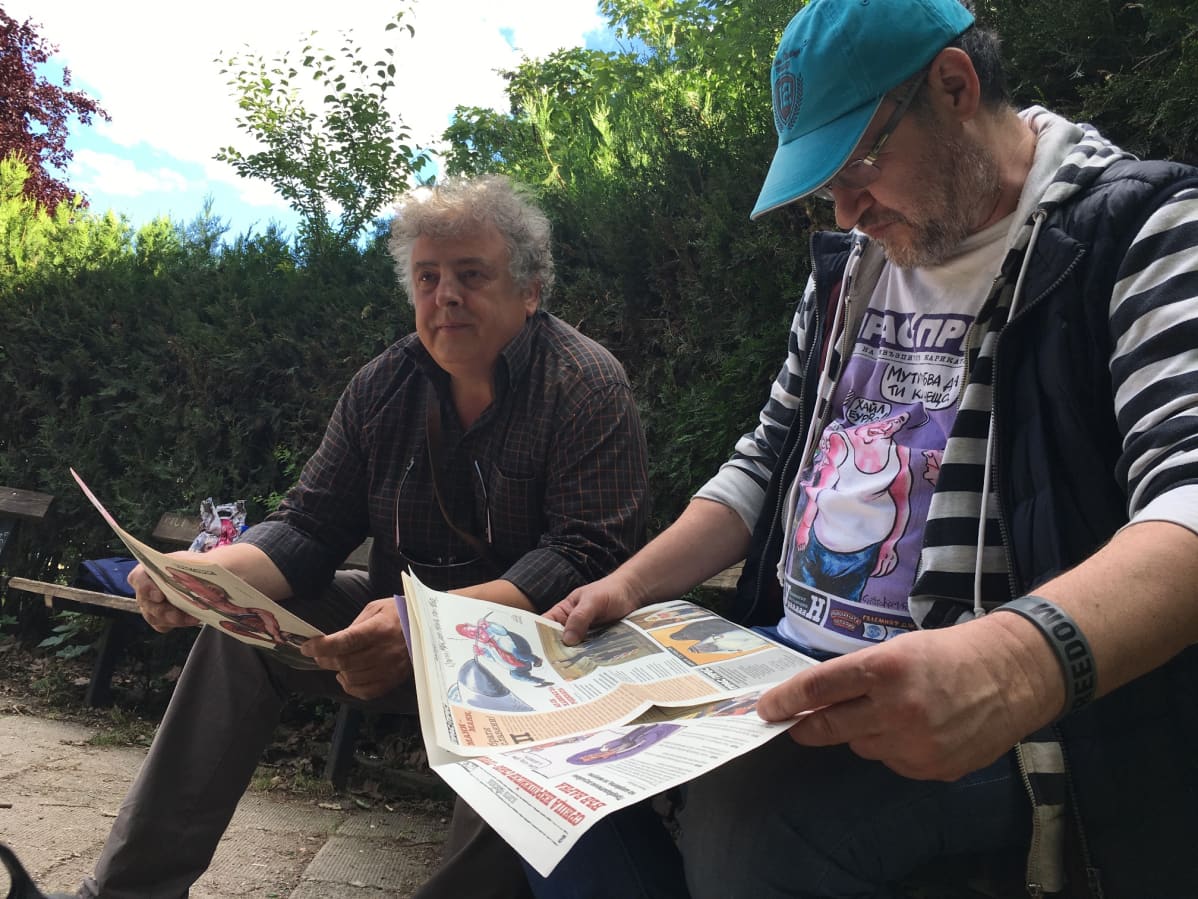 Prass Press -satiirilehden perustajat Tchavdar Nikolov ja Christo Komarnitski.