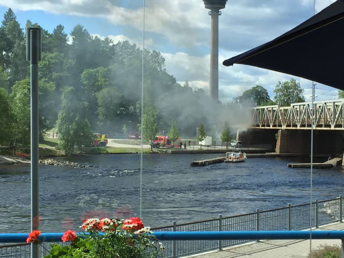 Siltapalosta leviävää savua Tampellasta kuvattuna.