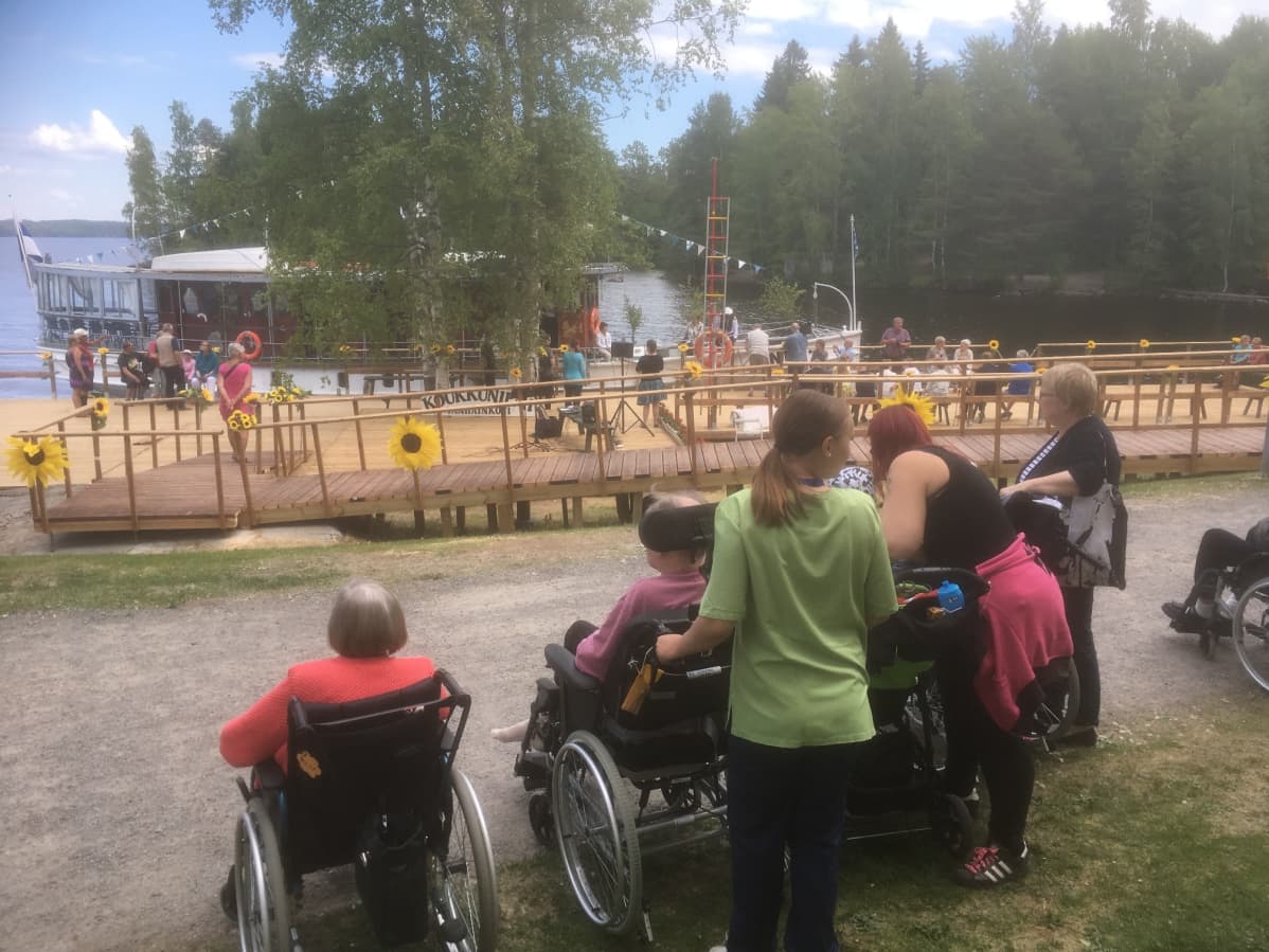 Väkeä Koukkuniemen vanhainkodin monitoimilaiturin avajasissa.