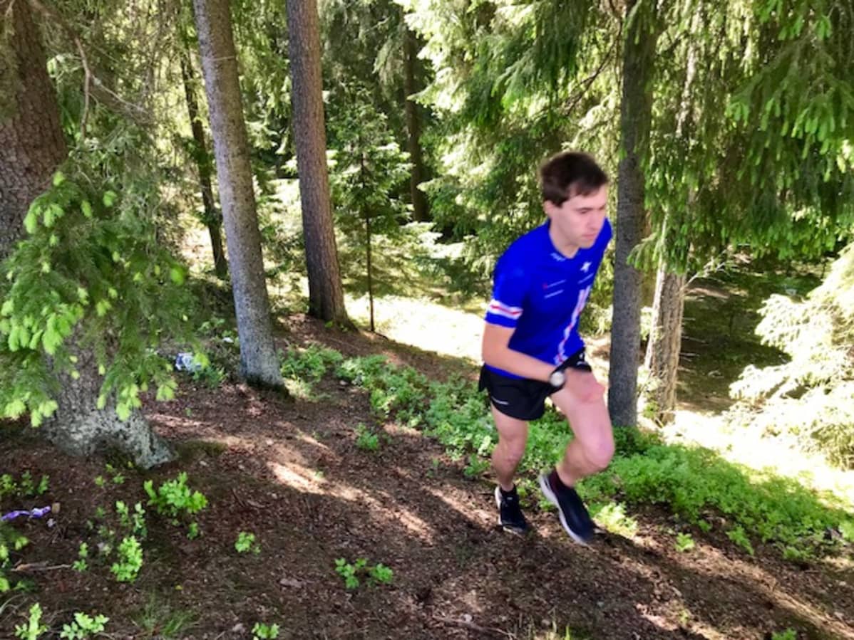 Kolme kertaa Jukolan voittanut suunnistaja Jere Pajunen harjoittelemassa.