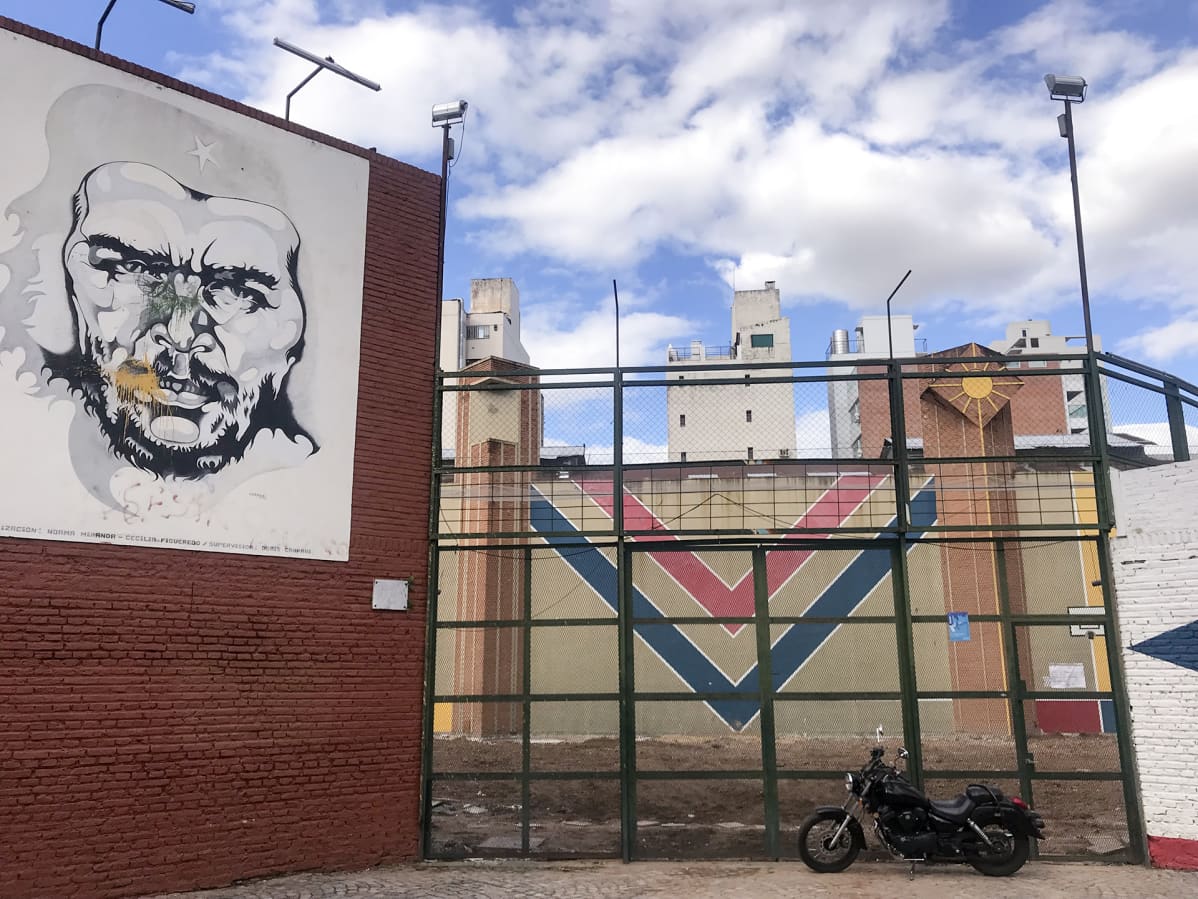 Rosarion keskustassa olevalle aukiolla on suuri Che Guevaran ikonista kasvokuvaa toistava seinämaalaus.