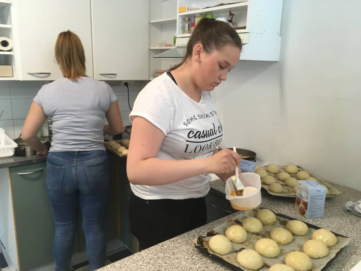 Jasmin Normi voitelee pullia