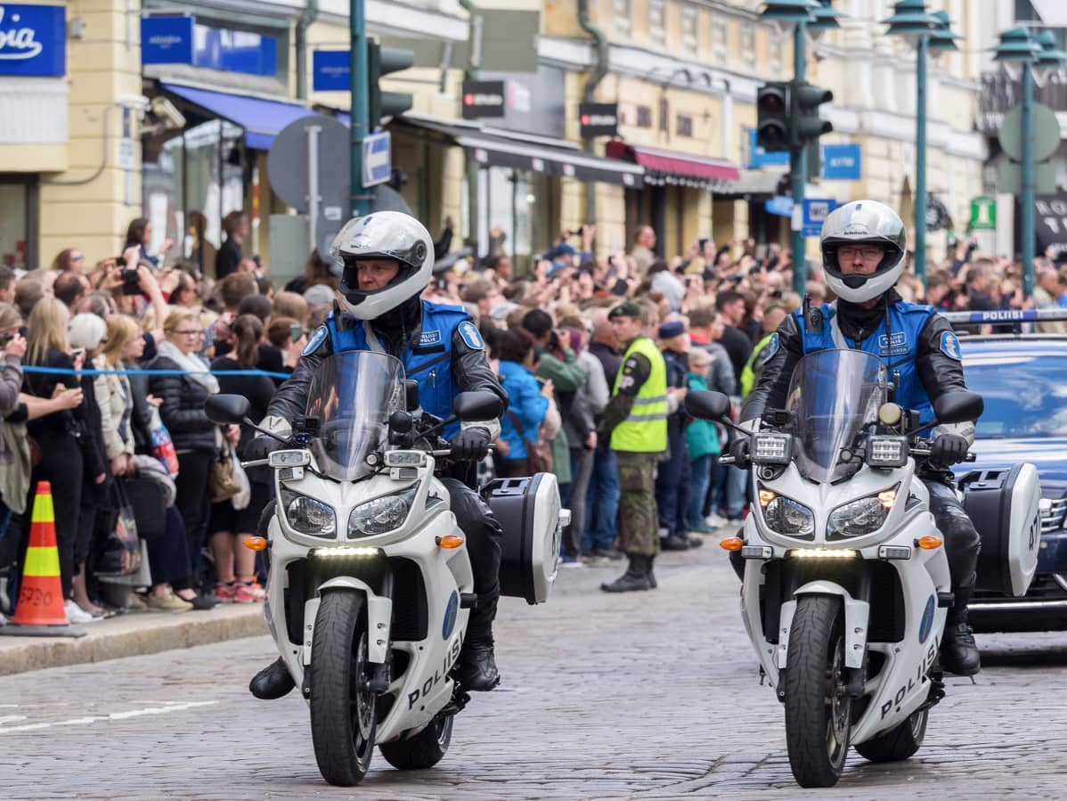 Poliisin turvassaattue Helsingissä.