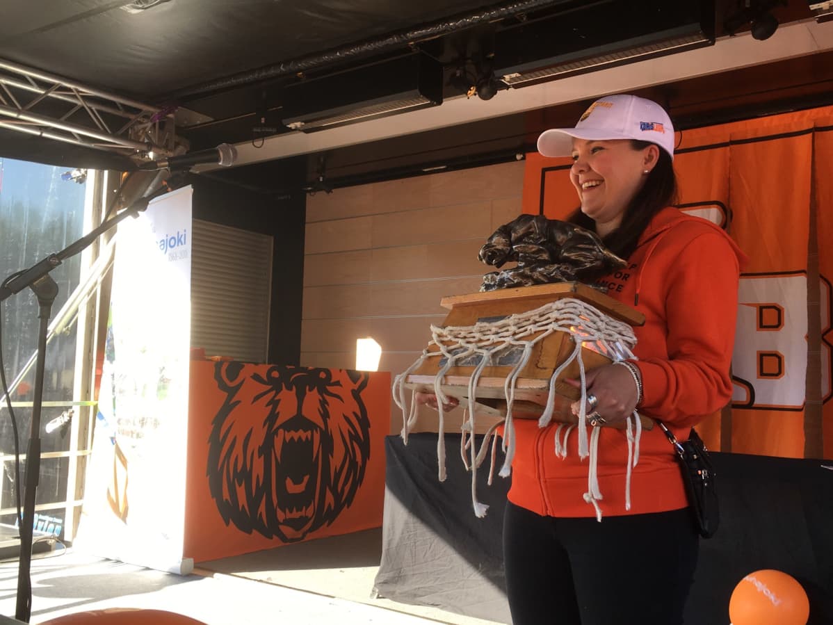 Kaupunginjohtaja Linda Leinonen Kauhajoen Karhubasketin juhlassa 19.5.2018