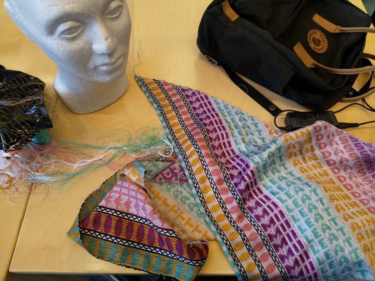 Anniina Turunen teki ensin prototyypit näyttelyhuivistaan.