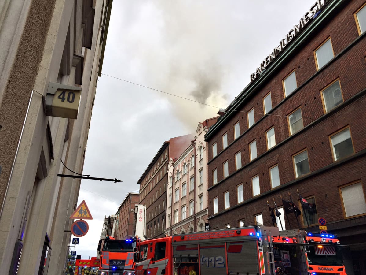 Fredrikinkatu 55 palaa ullakkokerroksessa.