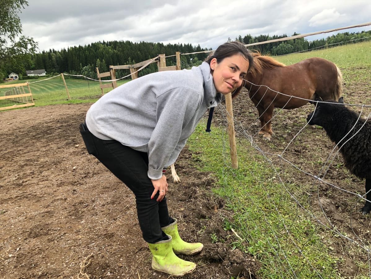 Annukka Cederlöf muutti kaupungista maalle, eikä kadu päätöstään.