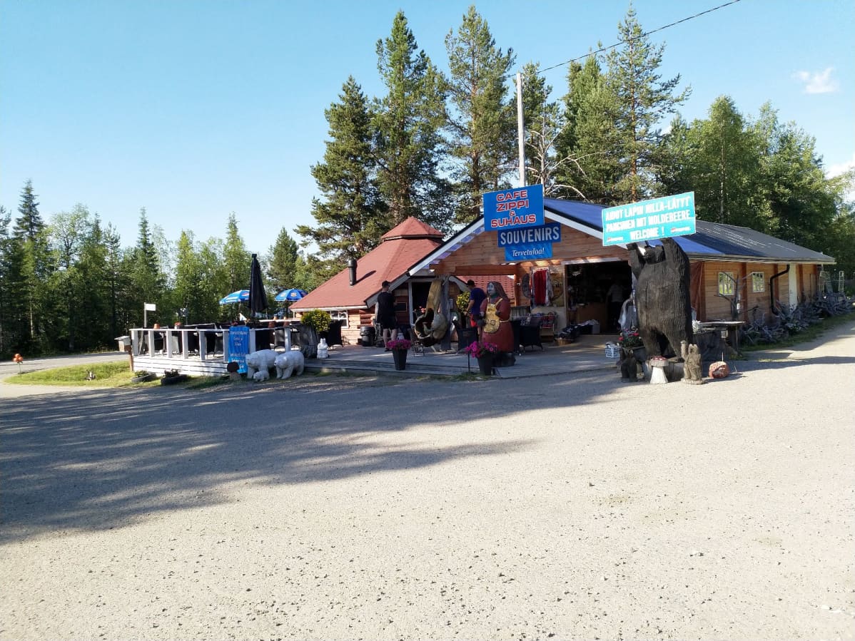 Zippi ja suhaus -tienvarsimyymälä Sodankylän Porttipahdalla.