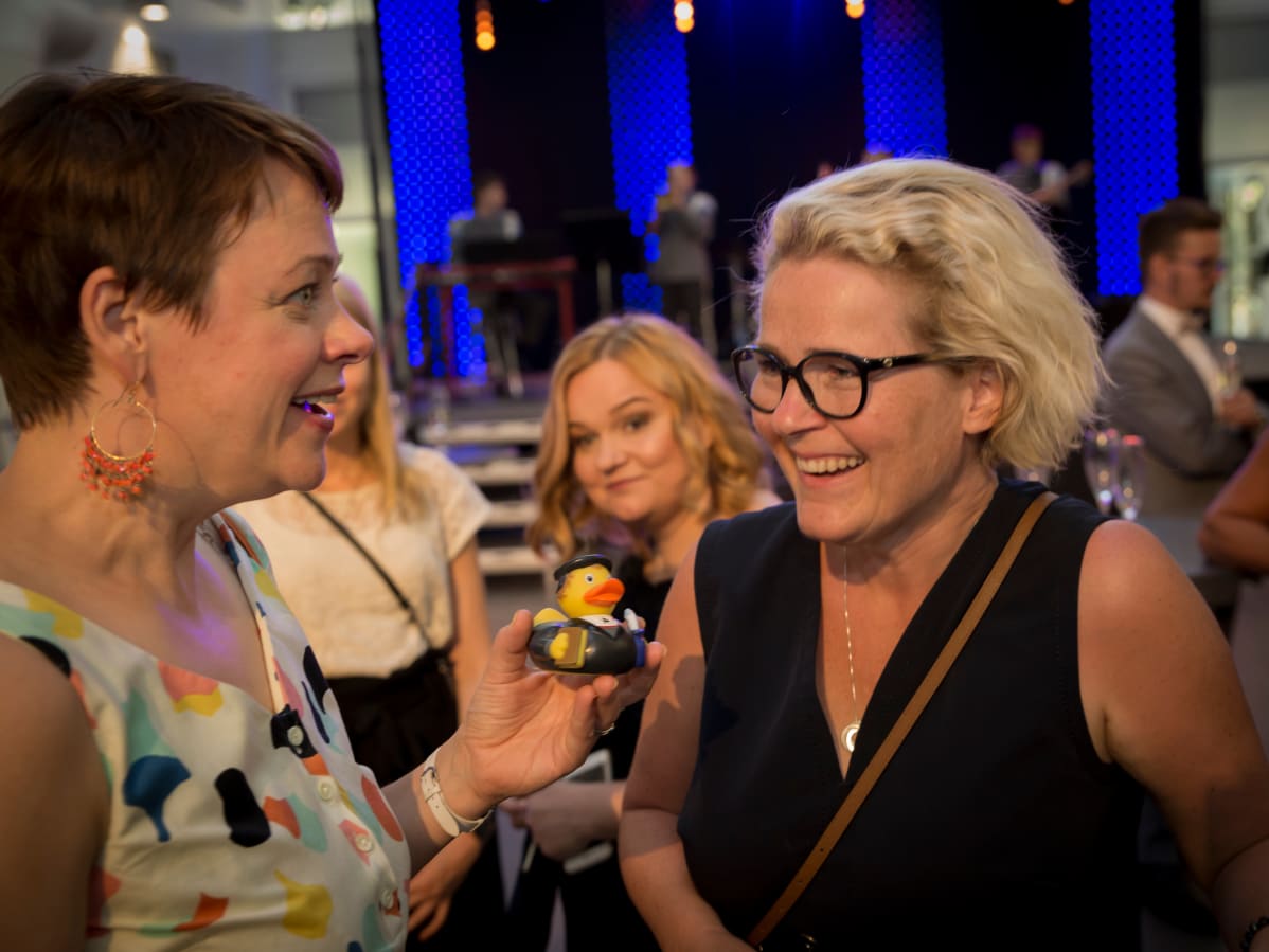 Paula Lehtomäki ja Miapetra Kumpula-Natri pitävät vuorostaan huolta ankasta.