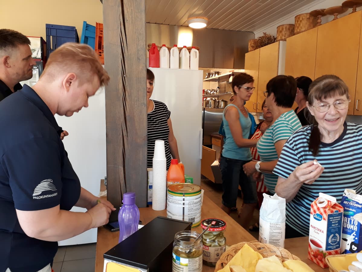 Hätämuonituskeskus Santtion kylätalolla huoltaa pelastushenkilökuntaa tauotta.
