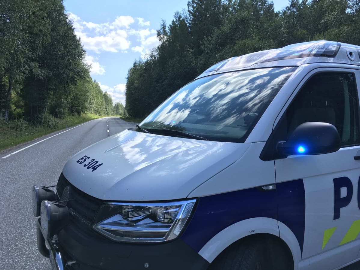 Poliisiauto Varpasentiellä Mämmijärventien risteyksessä Mäntyharjulla.