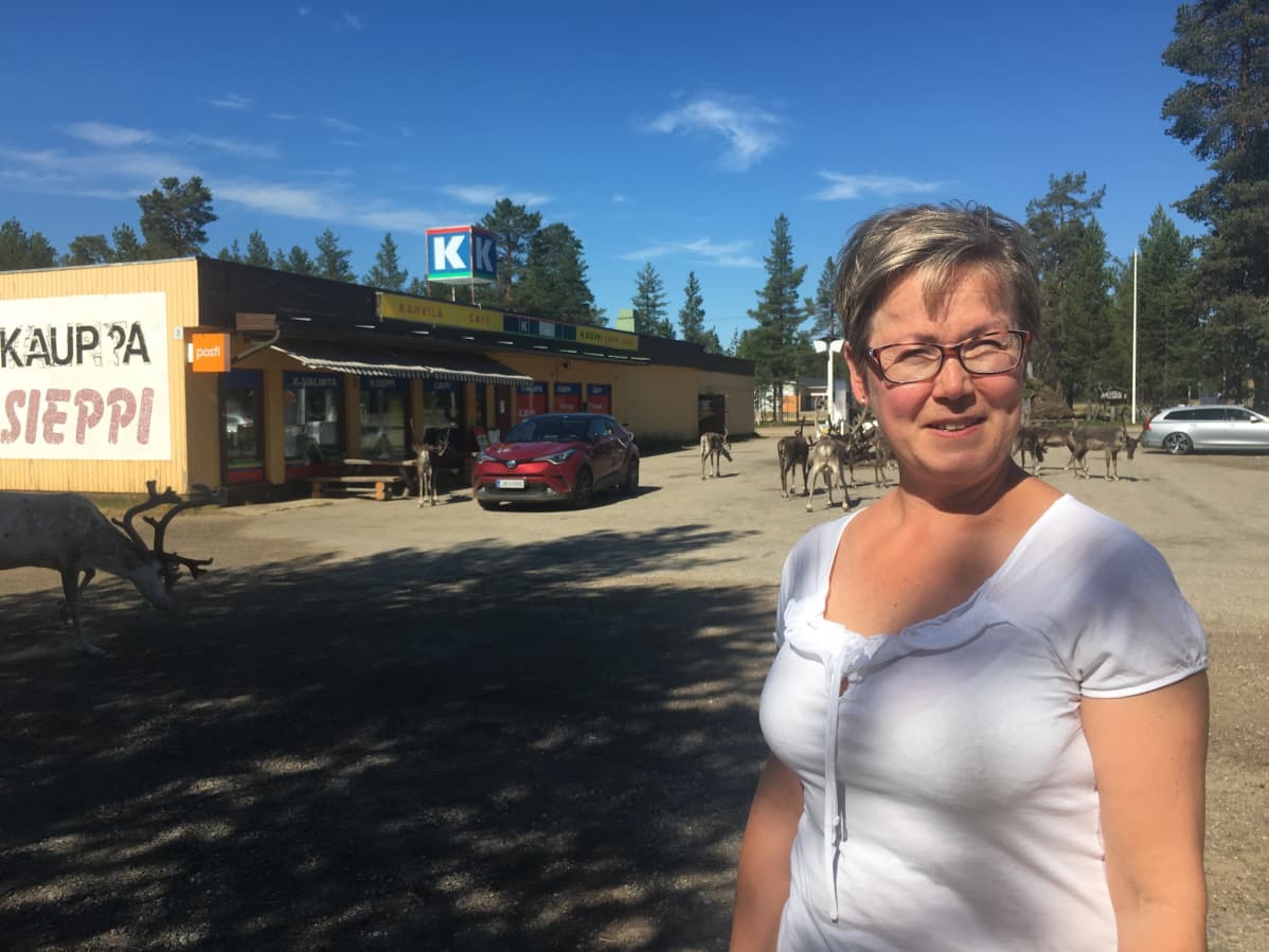 Raija Muukka, Vuotso, kyläkauppa, porot