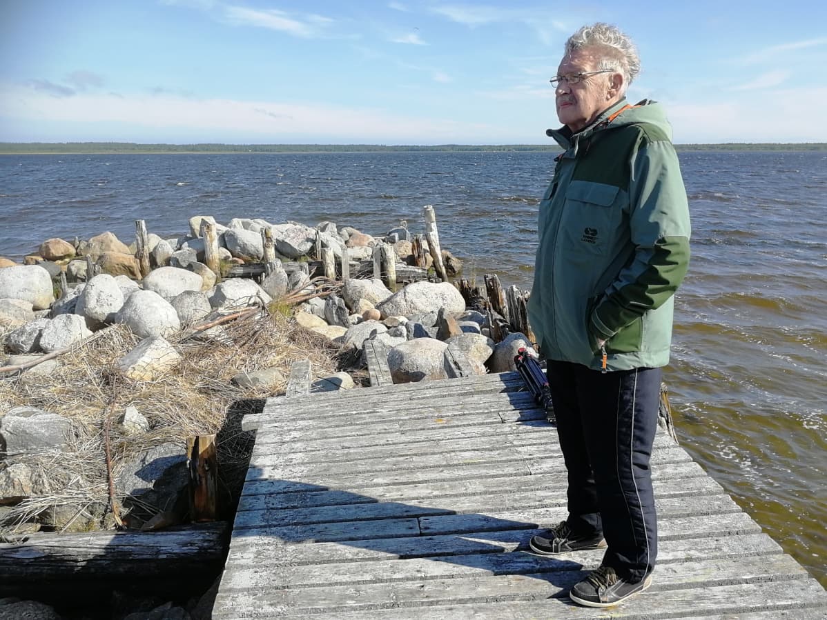 Kalevi Annunen ja Petsamon laituri Hailuodon Ojakylänlahdella.
